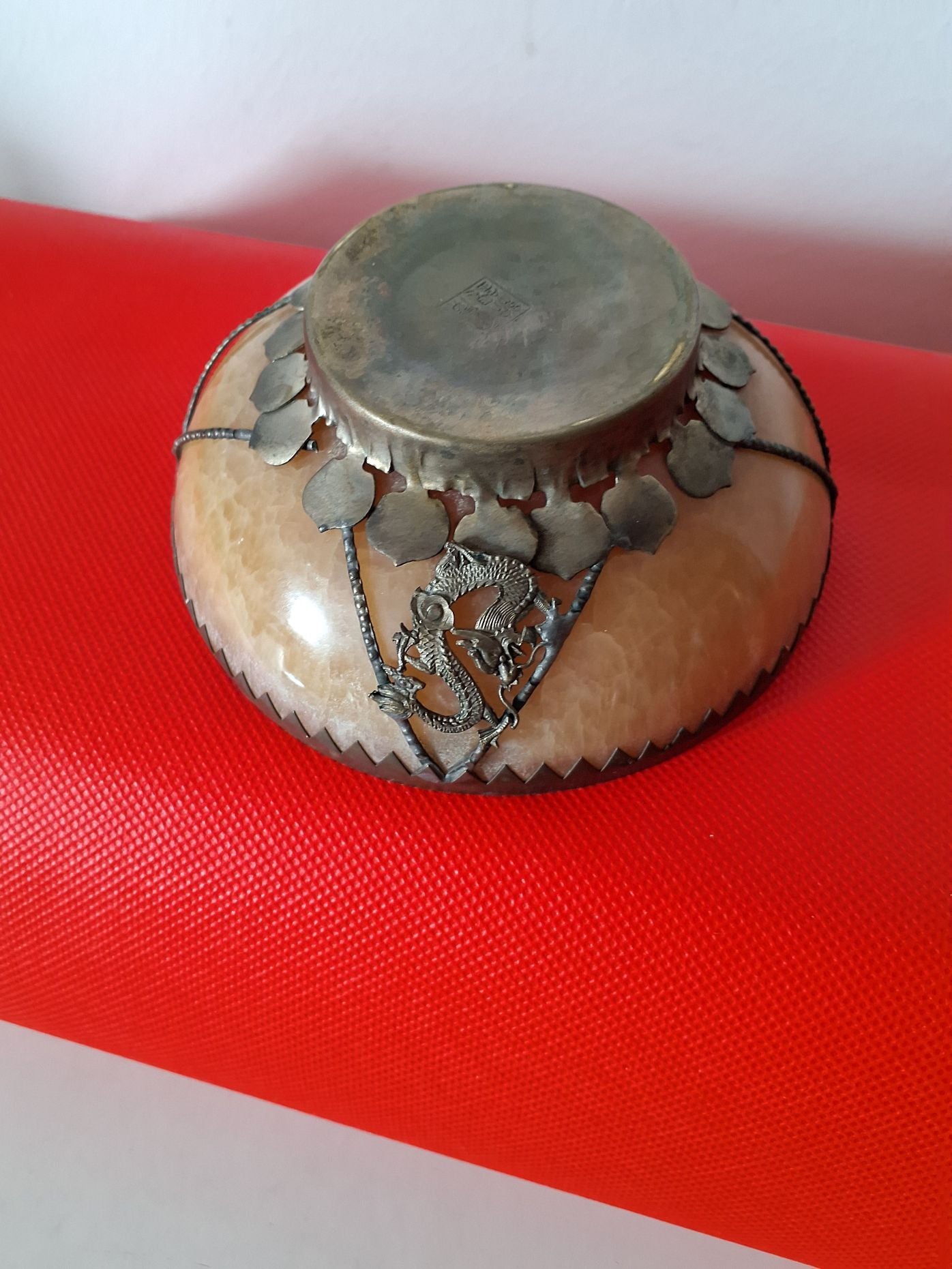 Kinesisk glasskål med drage motiv i metal nr 2